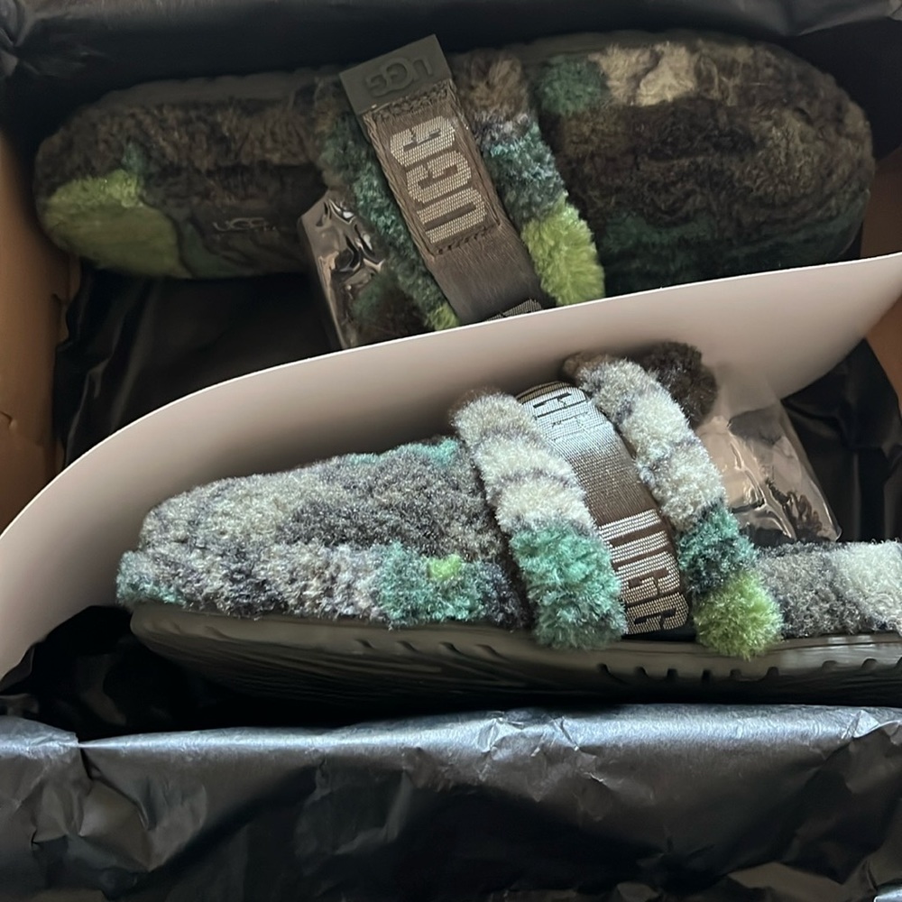 Ugg Men size 7 fluff it slide green/grey
